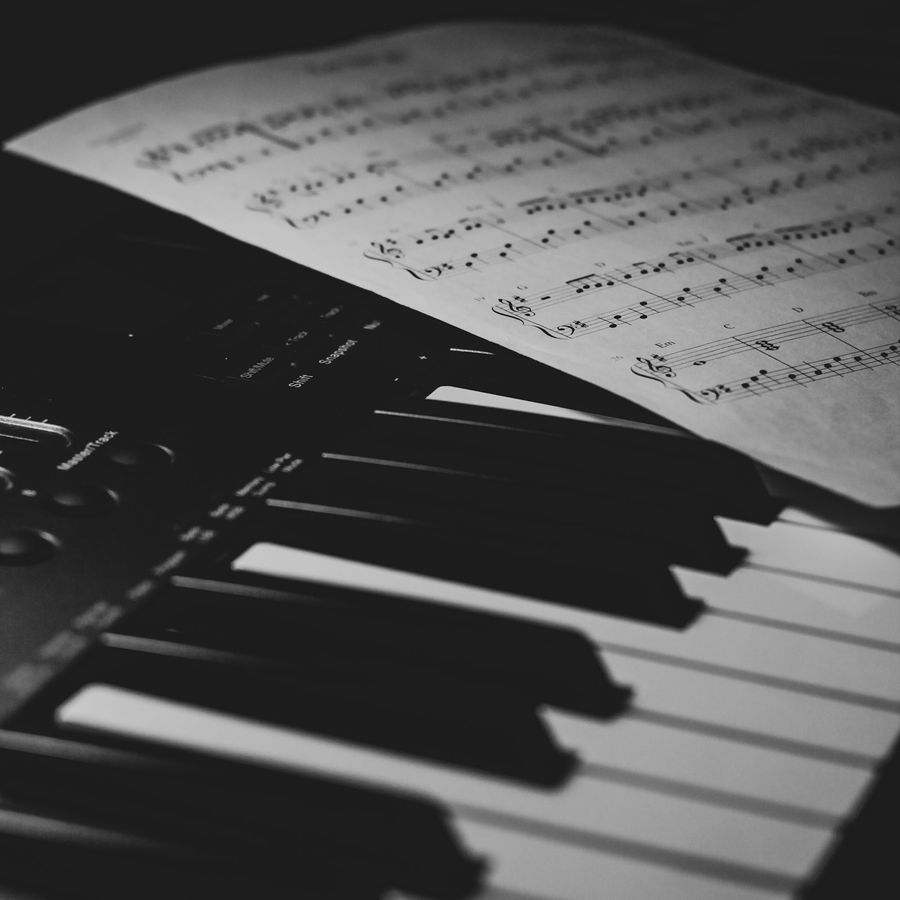 楽譜をのせたピアノの鍵盤